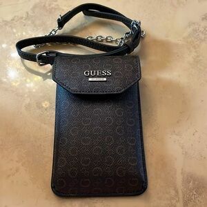 Interior features 4 card slots and phone pocket.